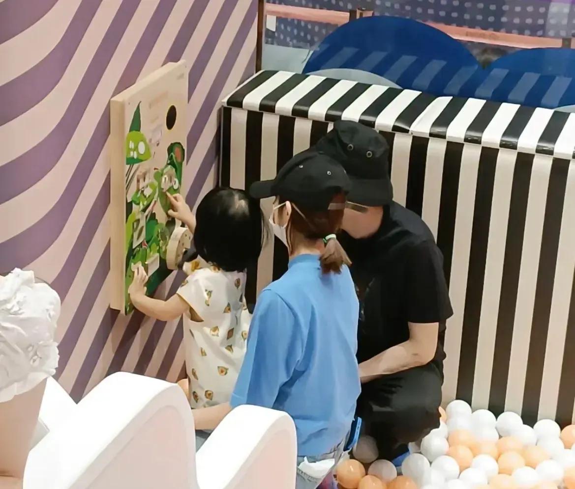 唐艺昕|唐艺昕带娃玩耍，母女俩互动有爱，2岁小樱桃模样很像爸爸张若昀