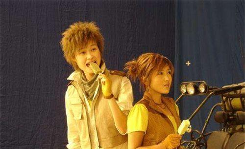 何洁|和李宇春同台竞争的何洁为何上不了浪姐?红毯摔跤摔上热搜