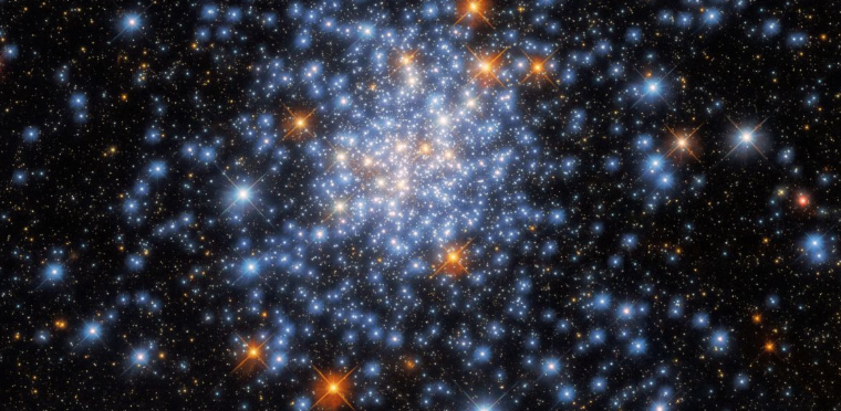 哈勃新奇发现,这个发亮的星团中有红色、白色和蓝色恒星