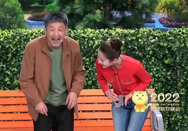 小品|华为手机惊艳亮相春晚小品，P50 Pocket这辨识度绝了