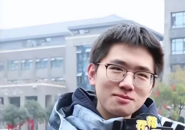 教师|一中学男教师火了,长相极具少年感,因酷似“余淮”惹人注目