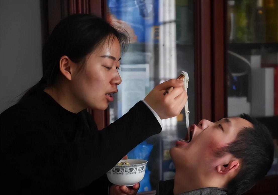 纪实95后女孩每晚抱着21岁弟弟睡觉,不敢找男朋友,一人撑起整个家