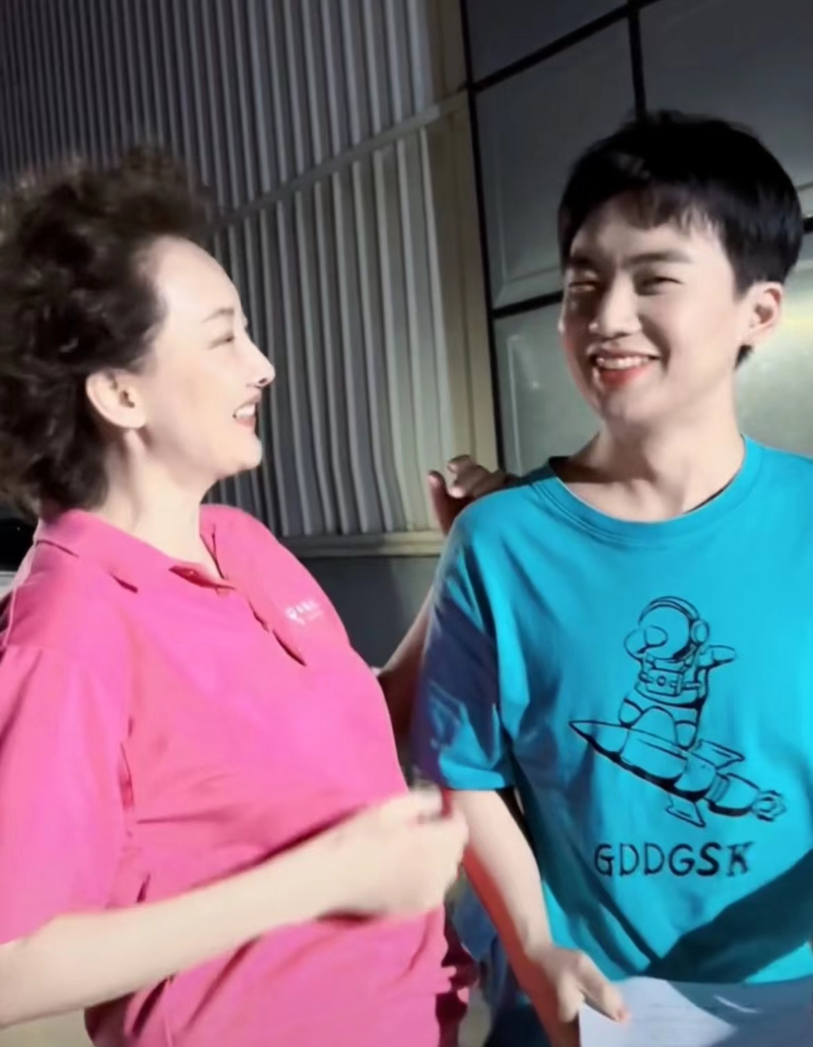 牛莉|郭麒麟久违露面身形消瘦,神情疲惫面容憔悴,与牛莉搭肩关系亲密