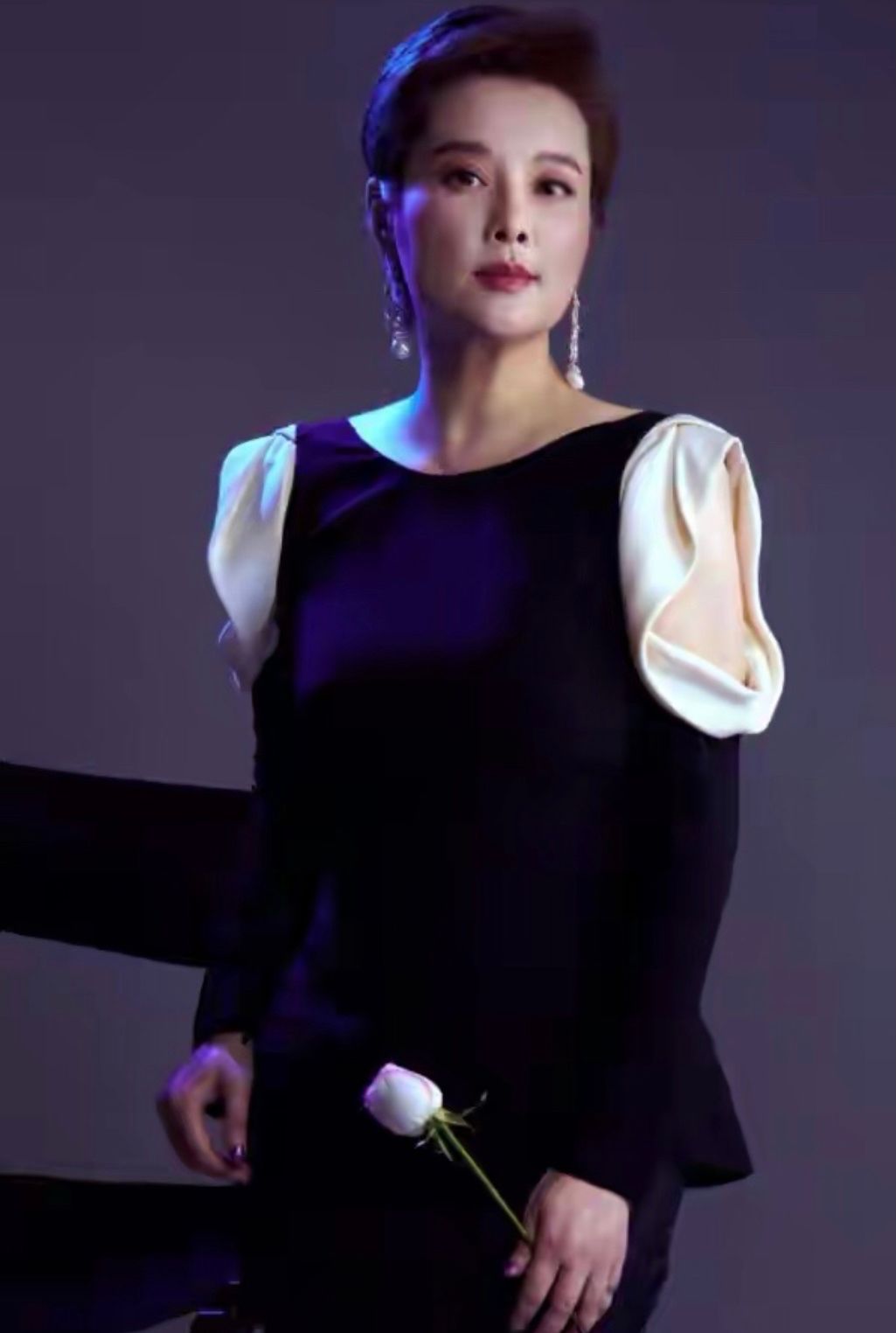 紧身裤 袁立两口子同框，穿米色毛衣配短发有书香气，不像比老公大11岁
