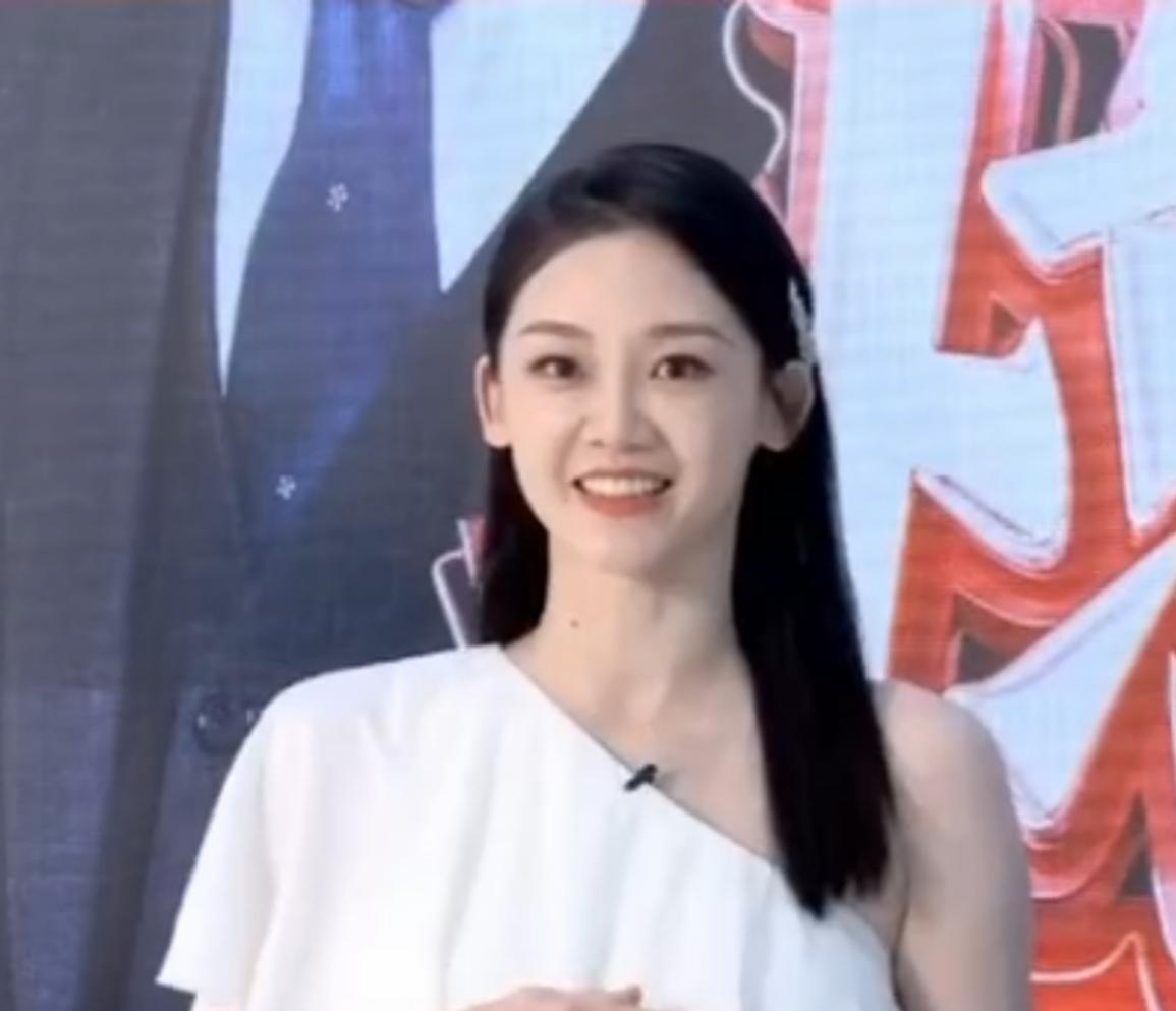 二胎|苗苗疑似怀二胎后参加商演,身材丰满许多大肚明显,四肢依旧纤细