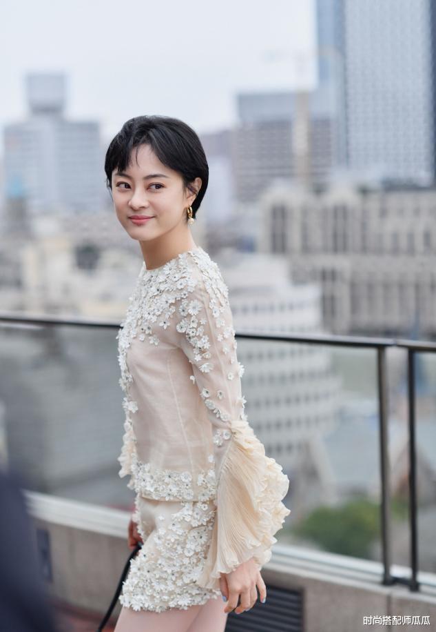 烫发 ?若你过了45,就少留长发吧,这5种“短烫发”更适合你,洋气减龄