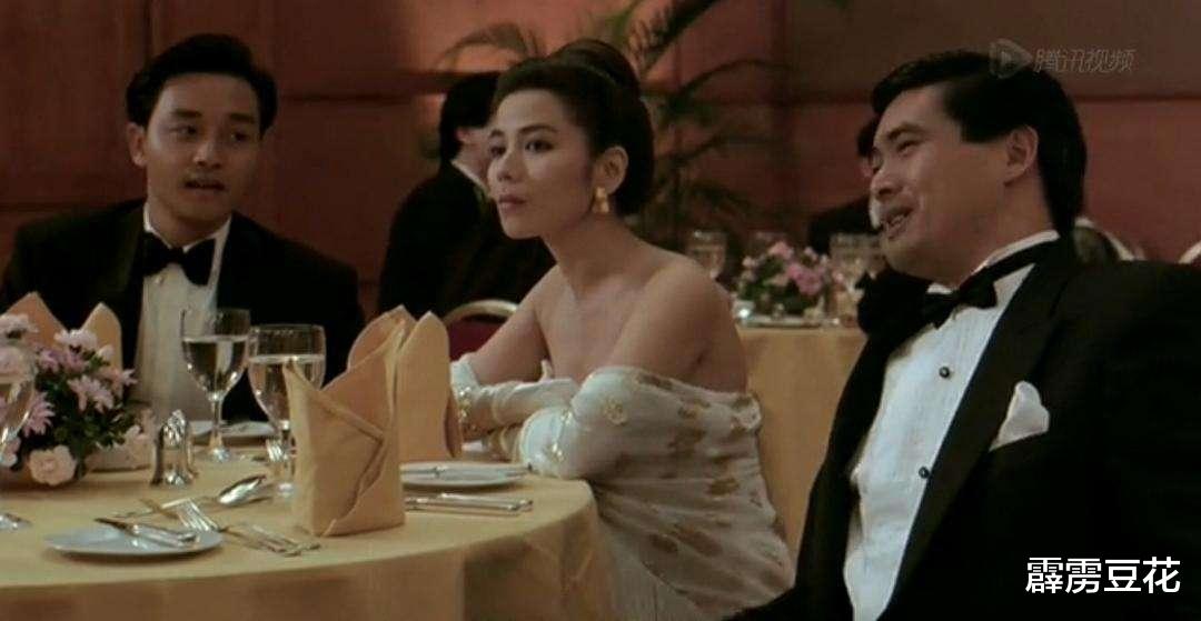 钟楚红|63岁钟楚红晒过年照片,穿牛仔裤悠闲喝咖啡,体态轻盈似少女