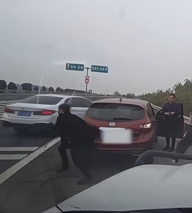 美女在高速拦车借钱应急,结果交警一来撒腿就跑,实际是诈骗行为!