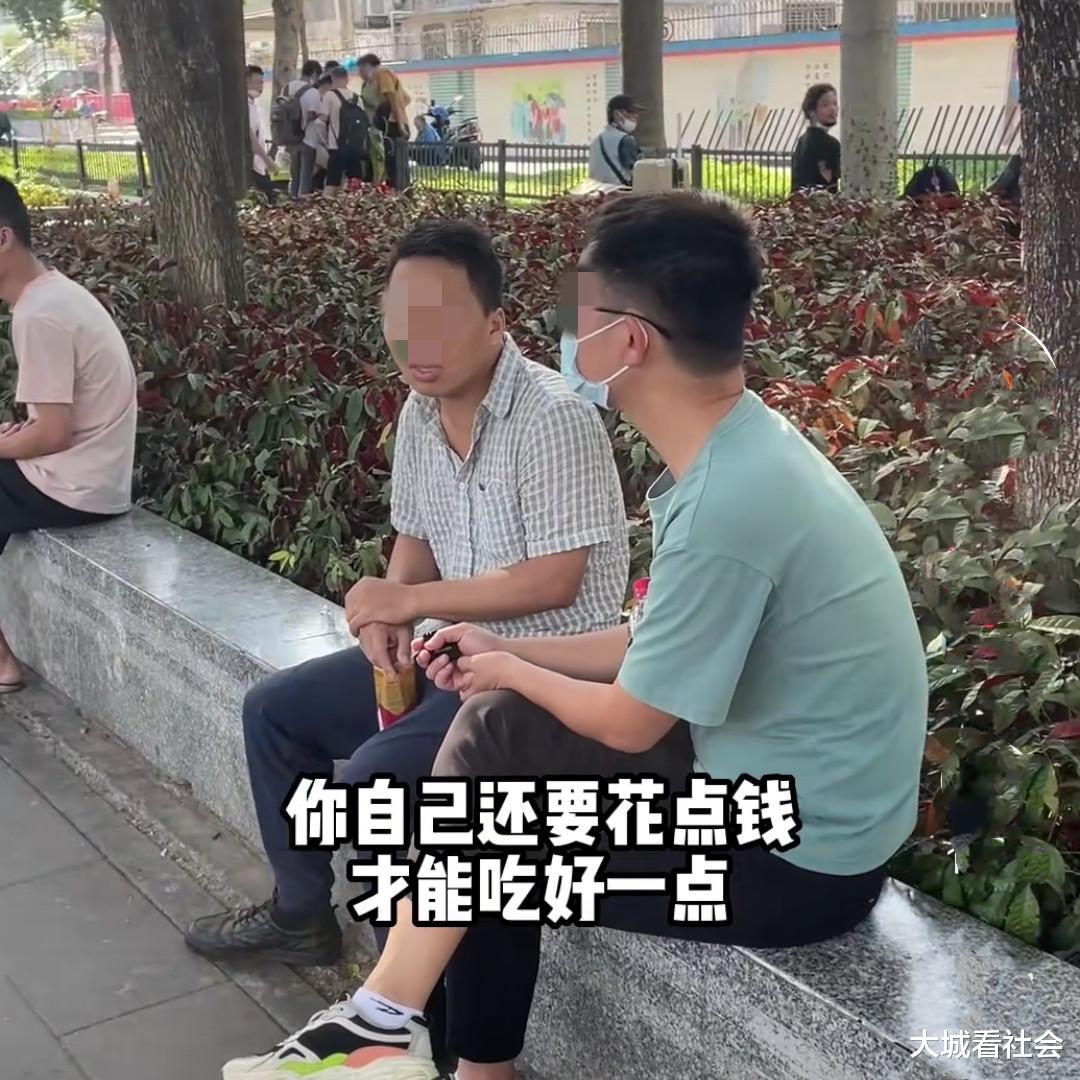 户口本就剩我了!广东一男子被问怎么不回家时,他说出了心酸背景
