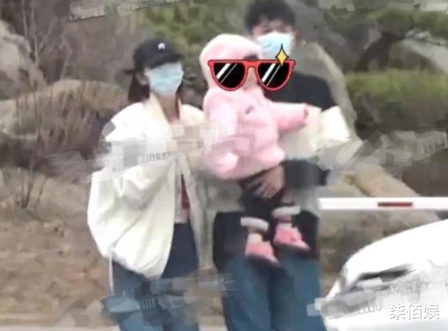 唐艺昕|唐艺昕小年晒老公视角美照,赶集买对联囤年货,笑容甜美好少女