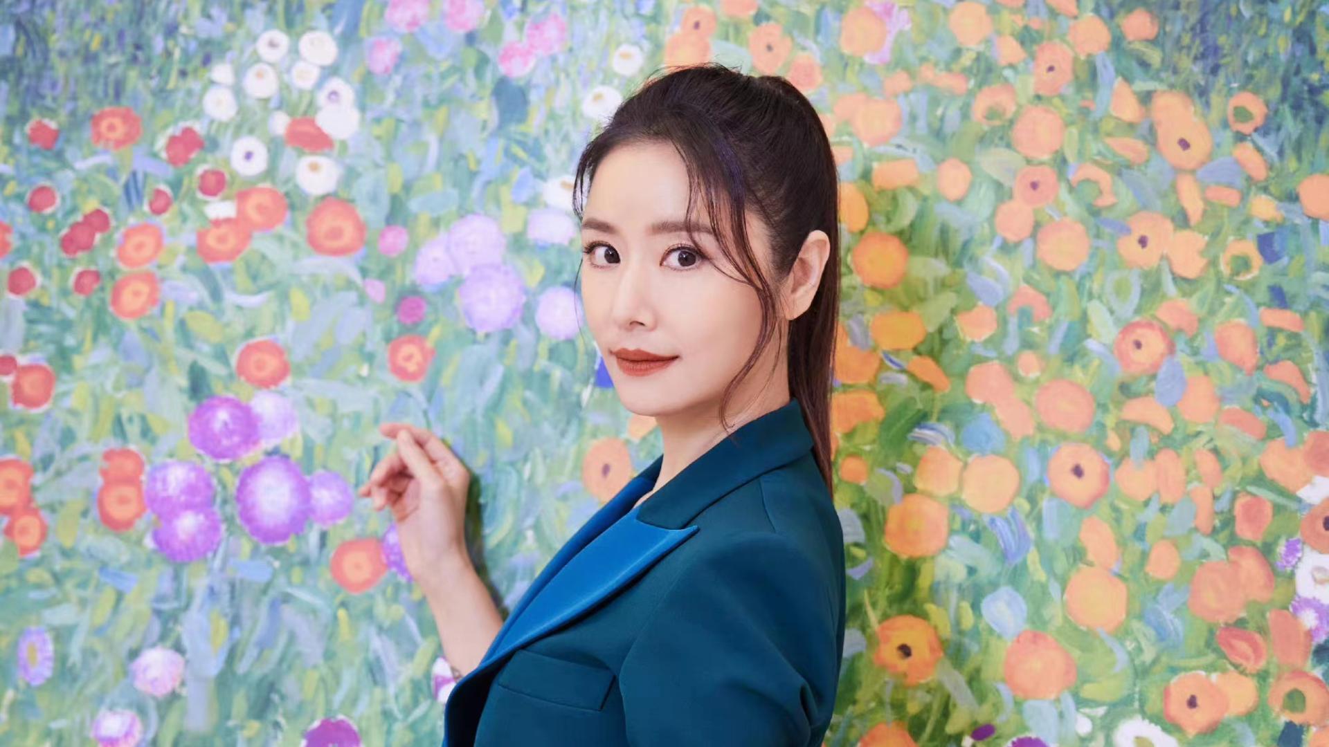 发型 林心如新发型真好看，高马尾配微卷龙须刘海，穿碧蓝西装美得出众