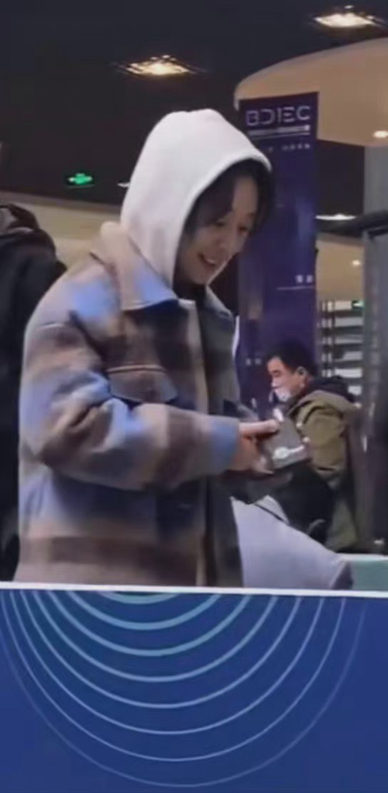 刘丹|吴倩张彬彬《三分野》路透曝光,笑容甜美状态佳,美女就该搞事业