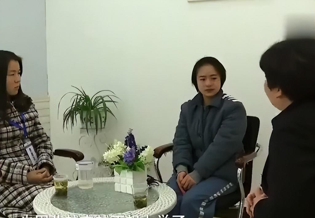 2012年,贵州女孩被多个男同事频繁骚扰,盛怒之下用铁锤敲死对方