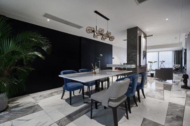 125平现代风灰白黑三居室,居然有两个衣帽间