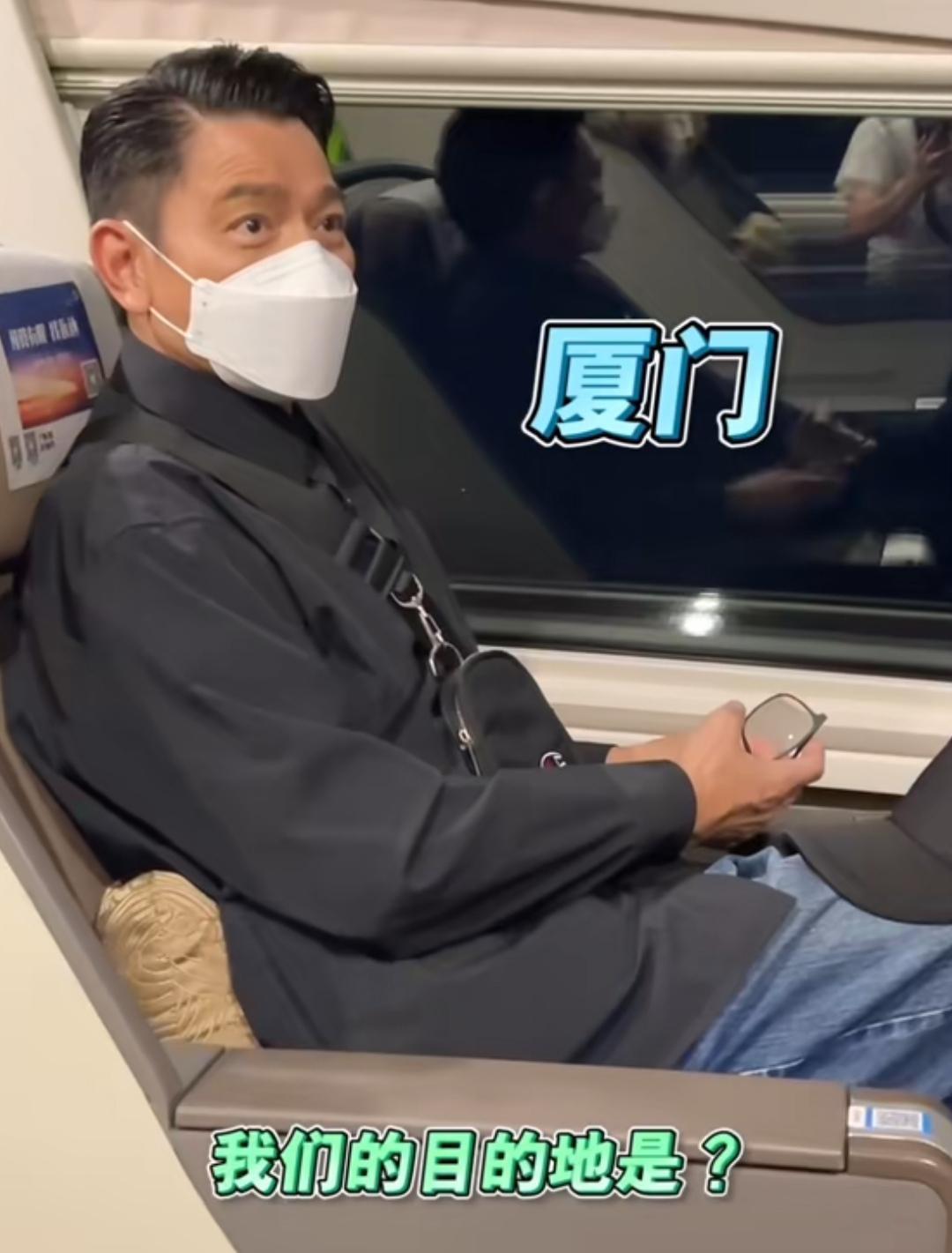 刘德华|刘德华乘坐高铁,背着包按秩序排队,拍沿途风景分享给朱丽倩