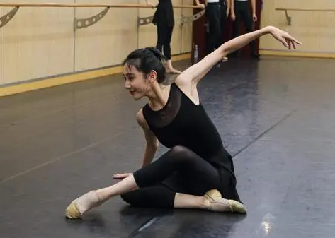 朱洁静|朱洁静一直希望通过舞蹈证明自己，用力过猛不如唐诗逸讨喜