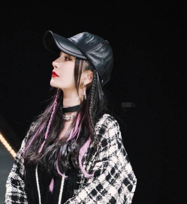 赵丽颖|赵丽颖挑染发型直接封神！穿皮衣太酷竟赢过杨幂，风格大变不敢认