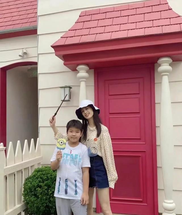 黄圣依|黄圣依与儿子罕见同框，10岁安迪胖到认不出，妈妈却宛如少女