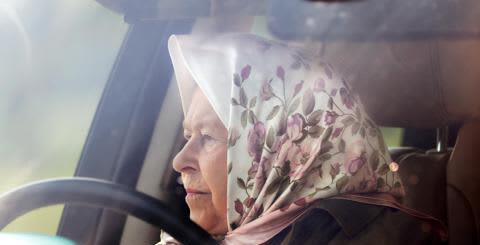 甄子丹|女王生活中令人惊讶的奇闻异事:从她的颜色之谜到柯基犬的命运!