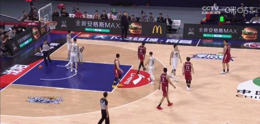 郭艾伦|郭艾伦向裁判投诉，惹怒西蒙斯，后者的嘲讽动作，中国球迷都懂！