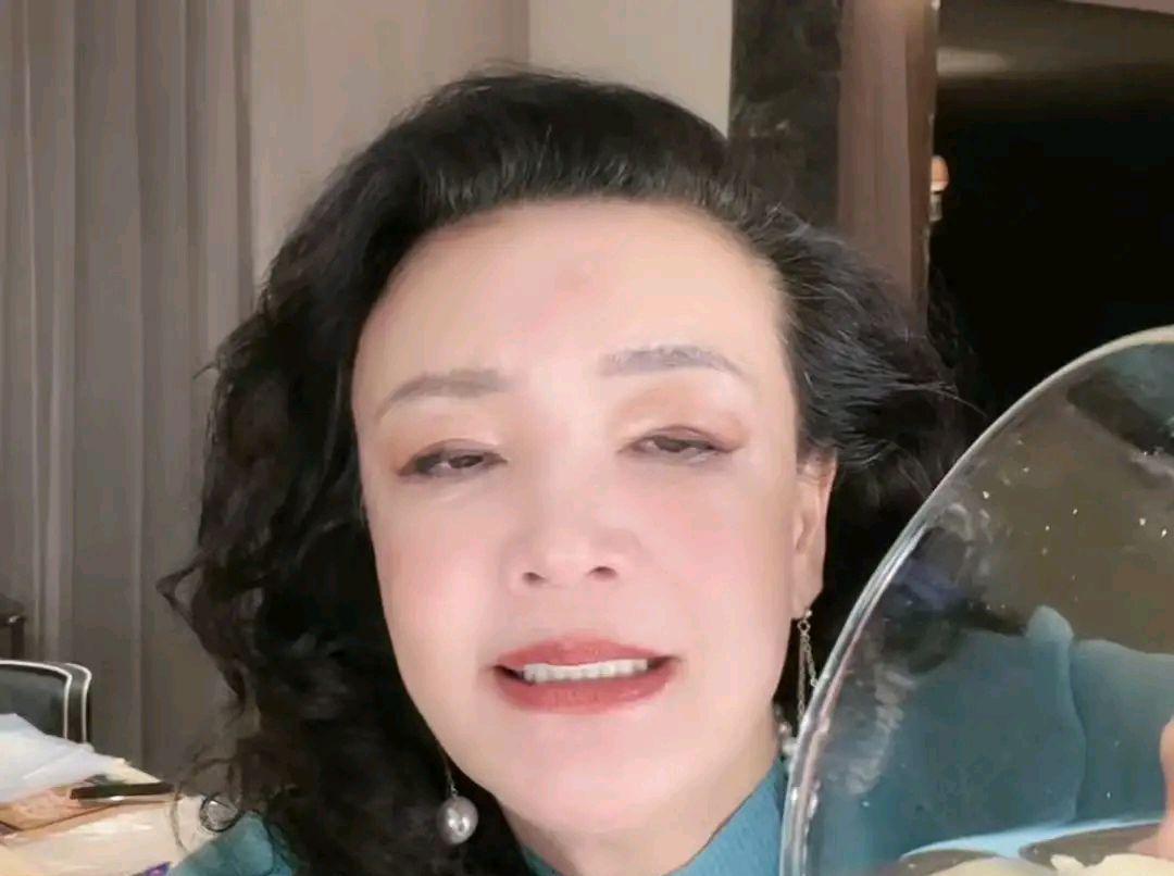 汪小菲|张颖颖公然晒和汪小菲的合照，二人微笑搭肩，男方称她为小朋友