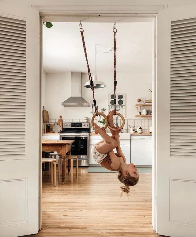 一家人住在阳光小房子里,简单温馨,米白原木色家具,细腻又柔软