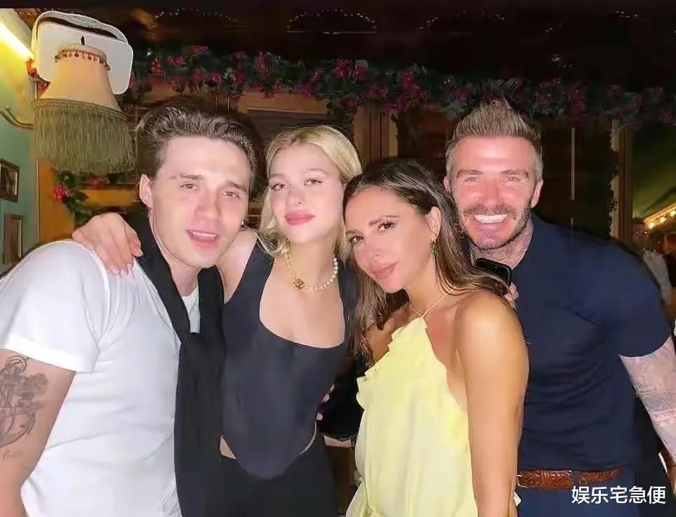 纽约|贝克汉姆长子与妻子纽约夜游，当街搂腰亲吻，妮可拉身高不如大布