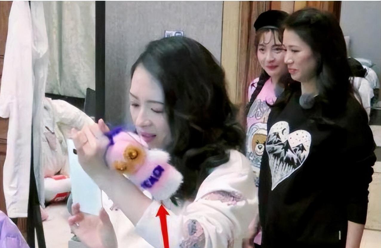 章子怡|章子怡逛街被拍,手机放屁股兜、挂件瞩目,与友人牵手小跑过马路