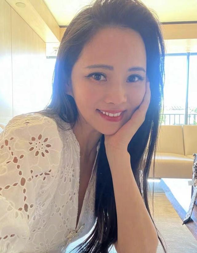 张嘉欣|61岁庾澄庆首次公开妻子，再婚6年，与张嘉欣对唱秀恩爱