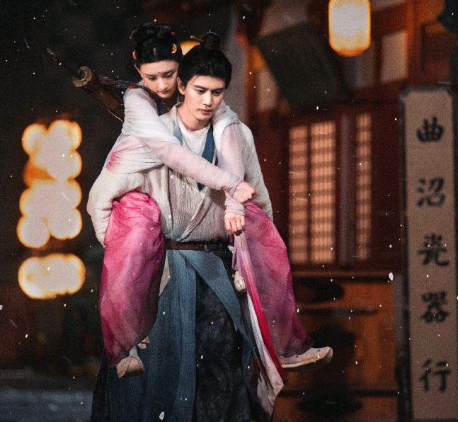 宋祖儿|无忧渡新海报来了,嘉伦背着宋祖儿氛围感满满,道士服帅出新高度