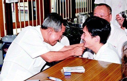 周钦南|“摸顶”白龙王：13岁开天眼，40岁成先知，明星们为何深信不疑？