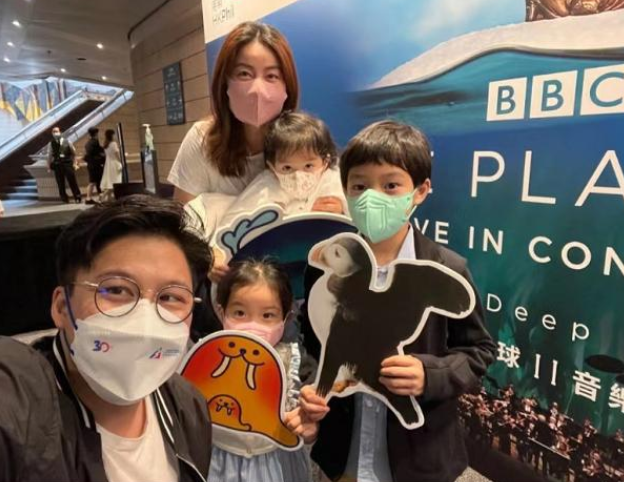 郭晶晶|霍启刚晒夫合照妻,与百人合影郭晶晶稳站C位,郭晶晶穿凉鞋抢镜