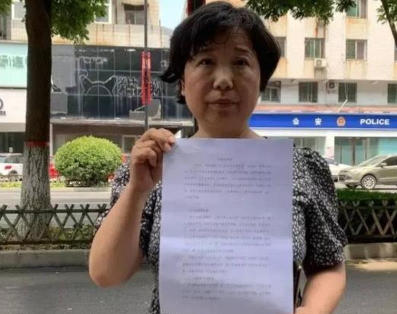 曝杜新枝到北京维权,下跪手举亲儿子姚策照片,称正义网友很失望