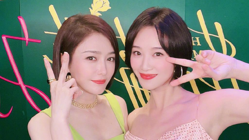 秦岚|43岁秦岚穿背心裙秀纤瘦身材，同框90后女演员蓝盈莹被赞“完全不输”！