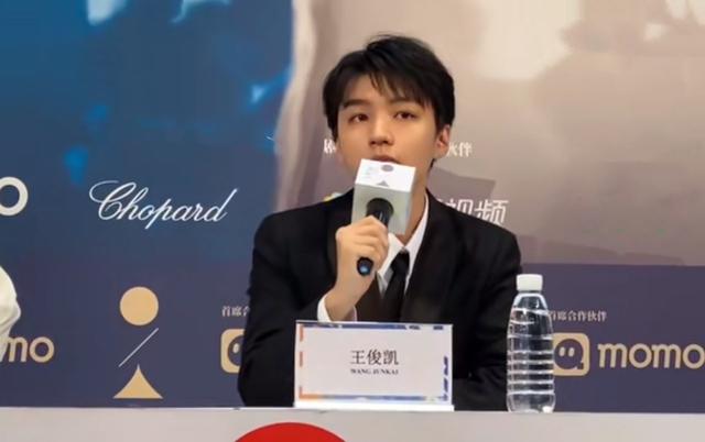 王源|王源新戏路透生图曝光，颜值清爽短发干练，身穿学生装有模有样