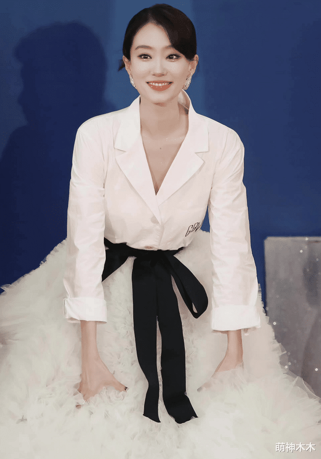 高定|百花奖明星礼服秀：张小斐蓬蓬裙全球首穿，关晓彤佟丽娅高定惊艳