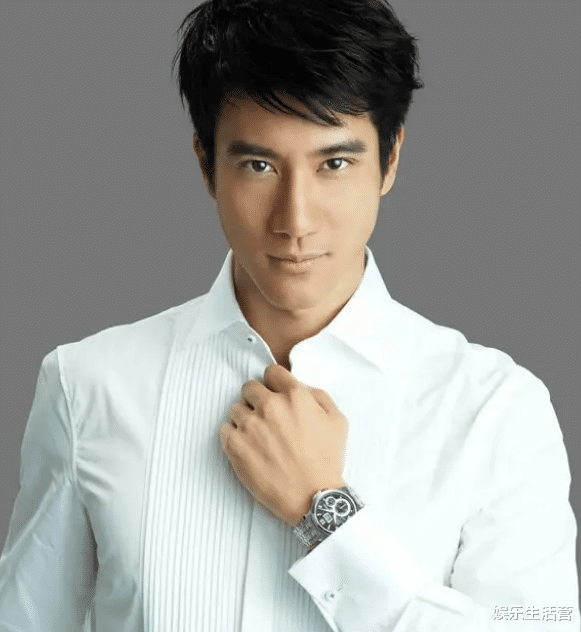 王力宏|王力宏近况曝光：深夜骑车为女儿买礼物，长发毛糙泯然众人