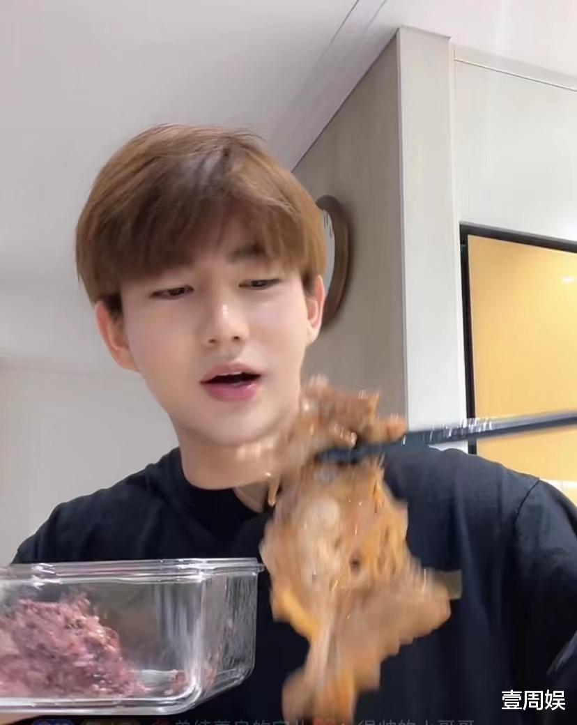 董宇辉|陈华直播炫耀厨艺,对着镜头大口吃肉,不理4岁女儿被网友吐槽