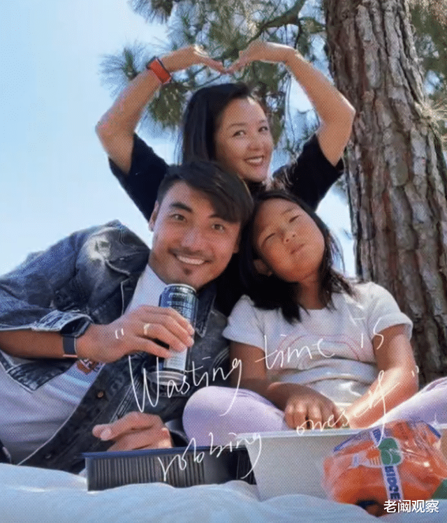 何洁|三个儿女长大了都像妈妈,何洁新年首晒全家福,一家五口超幸福