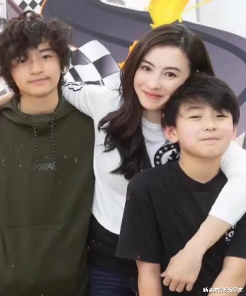 张柏芝|41岁张柏芝晒二儿子照片，12岁身高过妈妈肩膀，穿学生装似校草
