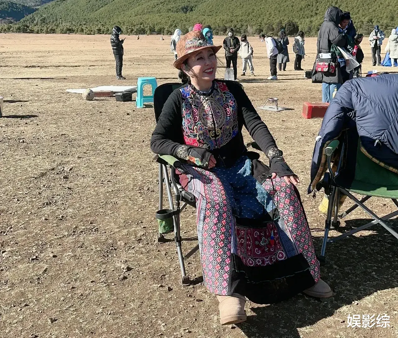 刘晓庆|刘晓庆晒新电影杀青照,有一张忘记P图,浓妆艳抹看起来吓人