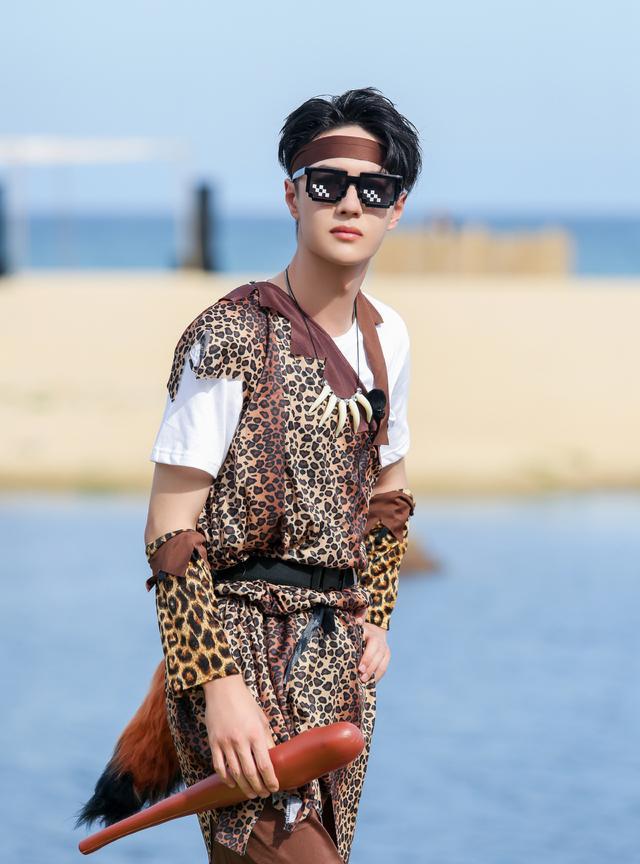 肖战|男星戴墨镜有多惊艳？陈伟霆蔡徐坤气场十足，看到肖战：有点酷！