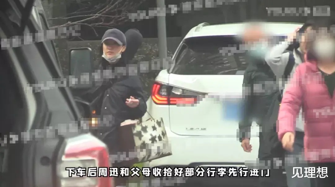 周迅|周迅带新男友见家长，父母却全程插兜疑不满意，男方全程尴尬玩手机！