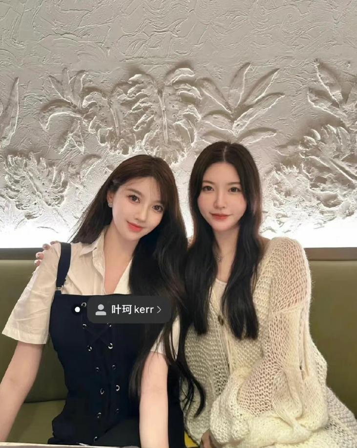 黄晓明|黄晓明：现身看展中心！叶珂也在场，两人与同一人合影疑似一起出游