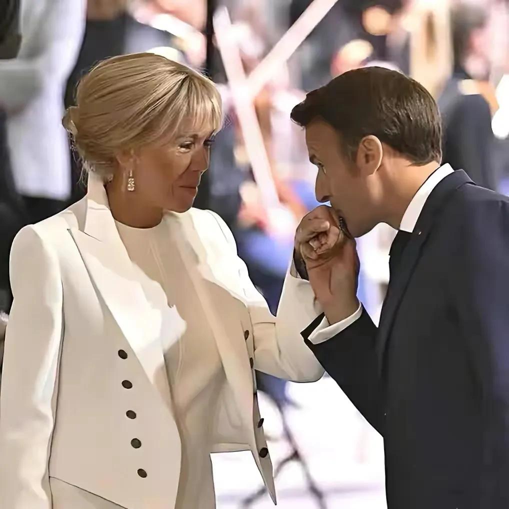 西装 韩国新任总统夫人美出圈了!穿白色套装有张漫画脸,曾是酒店员工