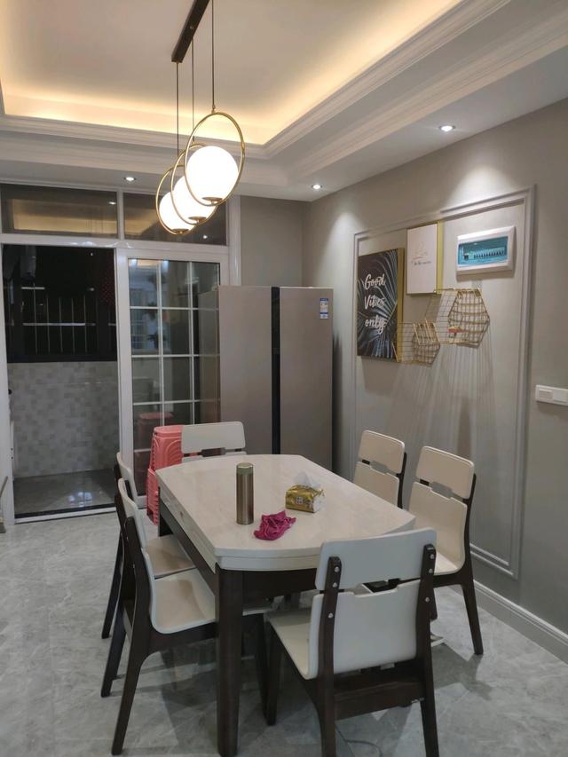 新家终于入住了，就连周末都不想出去了，亲朋好友来做客都说好看