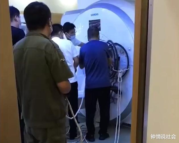 浙江一患者把轮椅带进核磁共振检测室，轮椅被吸到机器上取不下来