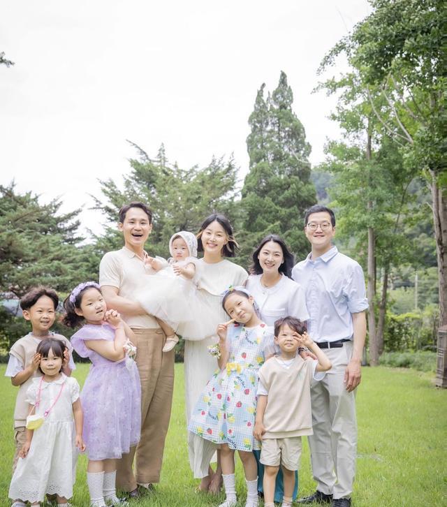 韩智慧|《新娘18岁》韩智慧晒出了爱女周岁宴全家福，全慧彬吴允儿到场祝贺