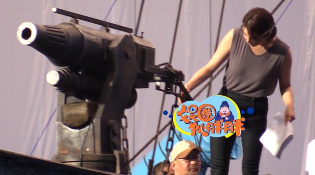 张雨绮|鬼吹灯“铁三角”又来了!张雨绮与潘粤明片场热聊丰腴身材养眼