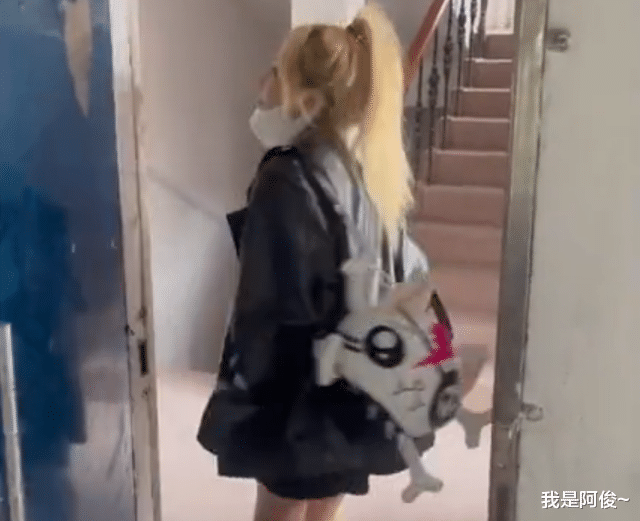 卫生间|广东一女生租房“蹲进门”，卫生间还摆石桌石椅，网友直呼太恐怖